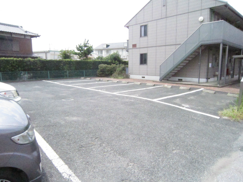 エルミタージュA 駐車場