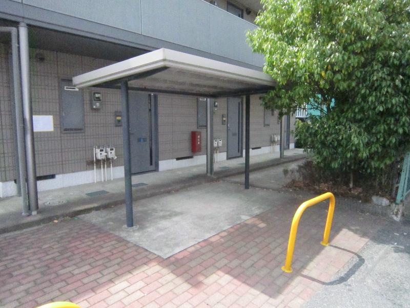 エルミタージュA 屋根付き駐輪場
