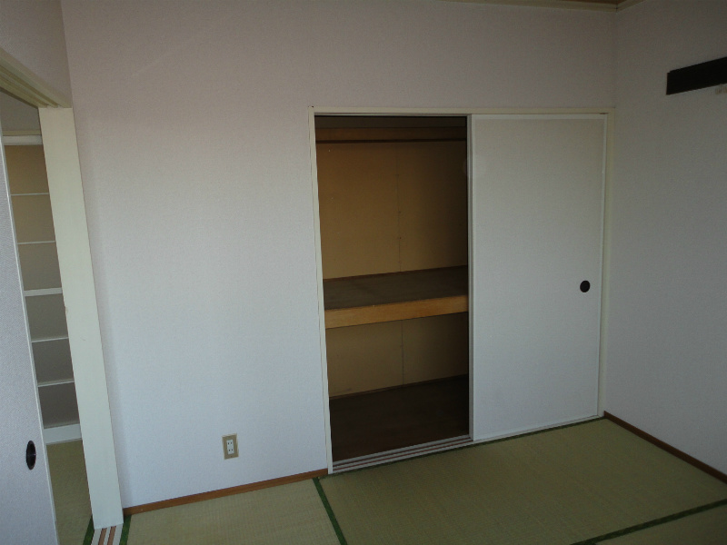 レピュート村山 押入れ