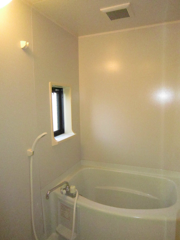 ファミール囲護台 窓付き浴室（追炊き機能付きです。）