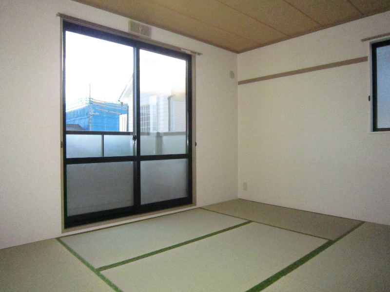 ファミール囲護台 南面で温かい和室です。