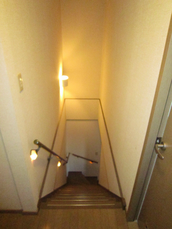 ファミール囲護台 夜も安心の照明付き手摺。