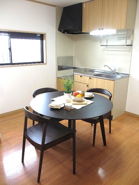 MAISON　NOZOMI 窓のある明るいダイニングキッチン（家具はイメージとなります）