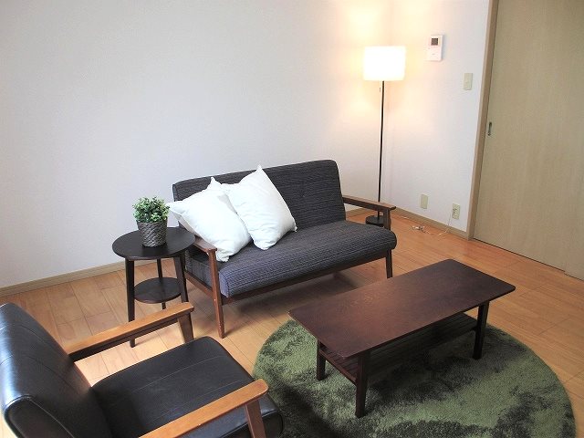 MAISON　NOZOMI 8帖の洋室にも収納ついてます（家具はイメージとなります）