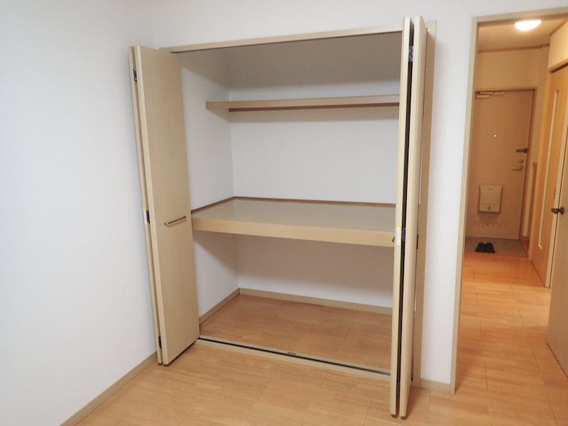 MAISON　NOZOMI 奥行きもある大型収納(6帖の洋室）