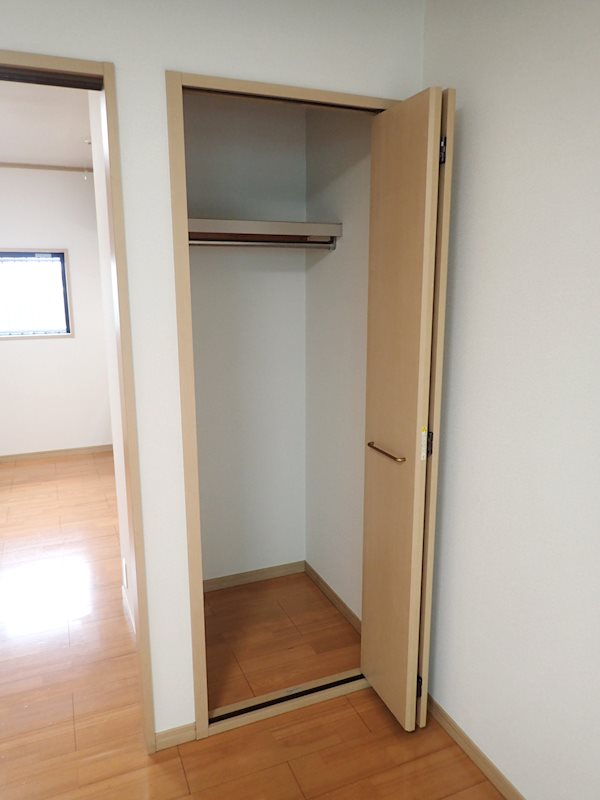 MAISON　NOZOMI ８帖洋室にも収納スペース有り