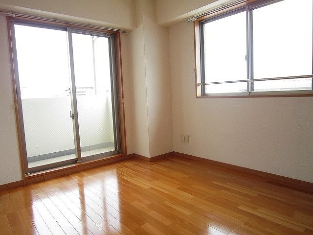 Raffine妙典 二面採光の明るい洋室