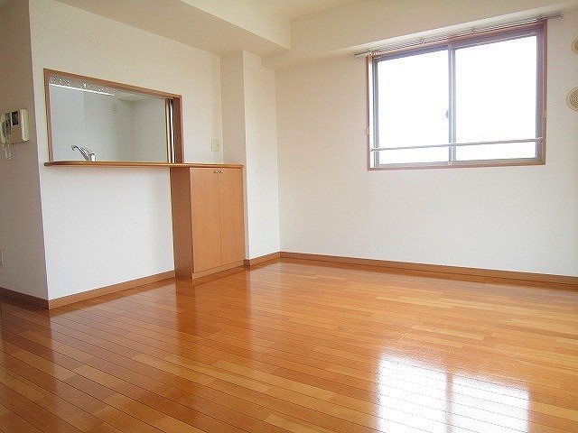 Raffine妙典 二面採光の明るいリビング