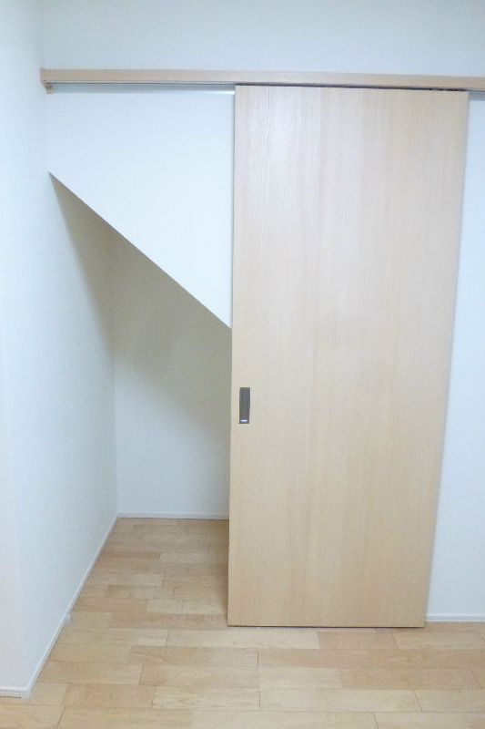 ルーツ壱番館 階段下にも収納