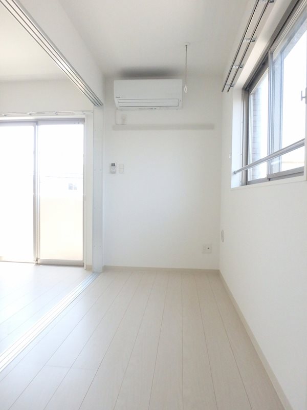 メルヴェーユ津田沼 二面採光の明るいお部屋です