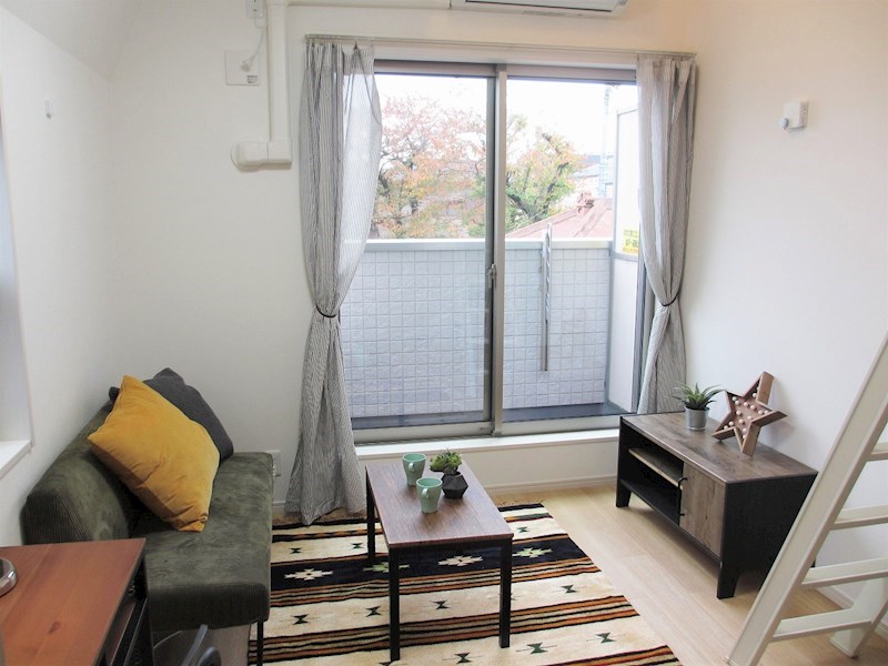 AQUA TERRACE 二面採光の明るいお部屋です（家具はイメージとなります）