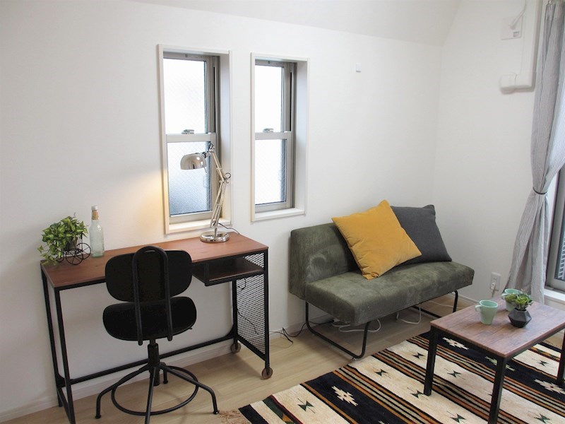 AQUA TERRACE 二面採光の明るいお部屋です（家具はイメージとなります）