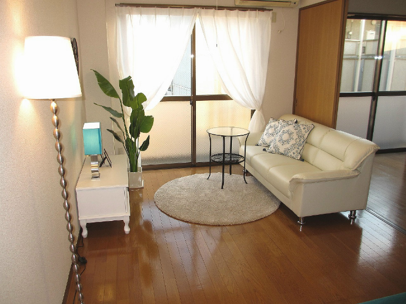 リーエイパレス 南東向きで明るいお部屋です（家具はイメージとなります）