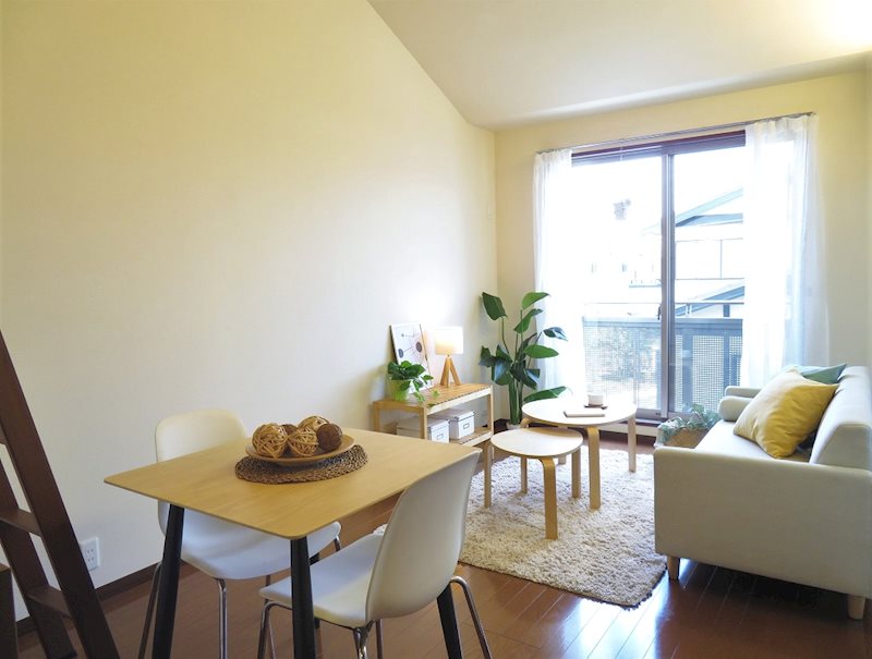 千城レジデンス 天井が高く開放感のあるお部屋です♪(家具はイメージになります)