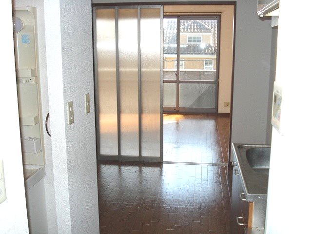 ライズ・コム キッチンから見た室内（同タイプ別部屋の写真です）